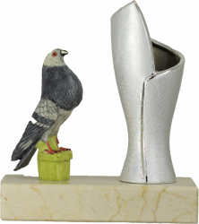 3206 Pigeon fowl and falconry Trophie